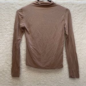 Beige body-con long sleeve turtleneck shirt